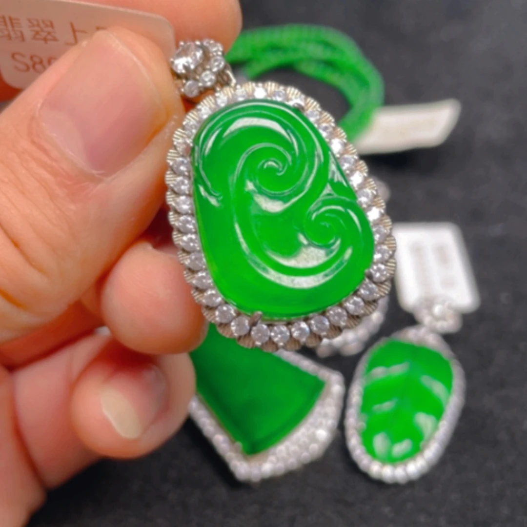 【闪购商品】颈饰银S925镶嵌翡翠吊坠