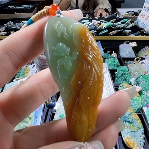 翡翠未镶嵌颈饰一个