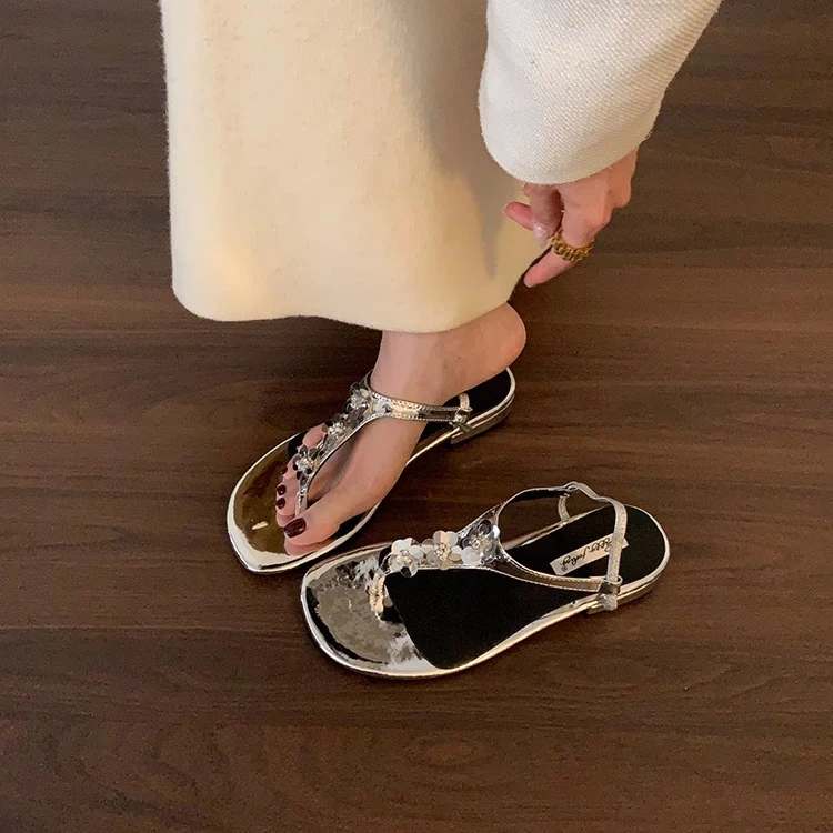 法式晚风配裙子银色粗跟凉鞋女款夏季外穿海边夹脚凉拖鞋仙女鞋子