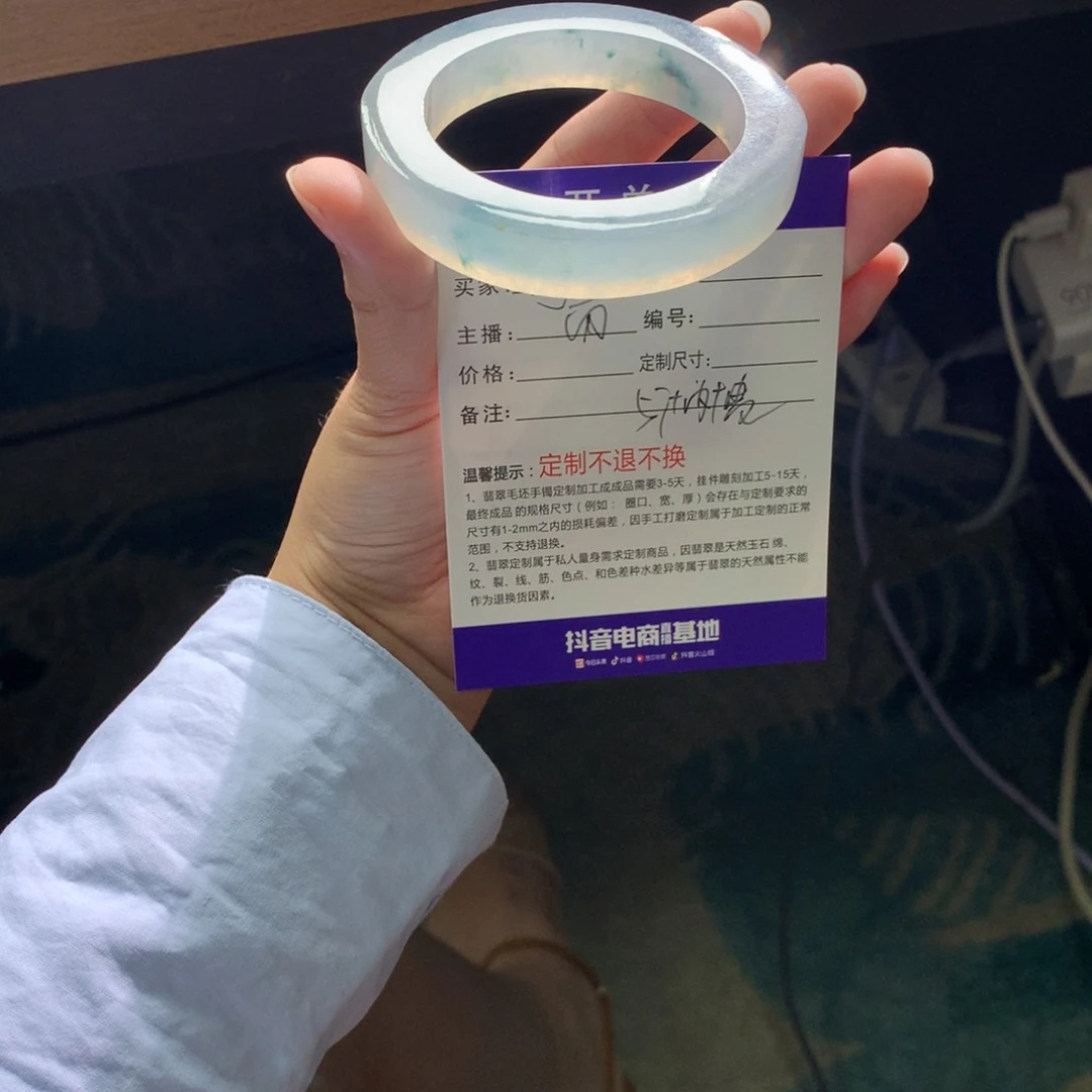 未镶嵌翡翠手镯定制翡翠静**争