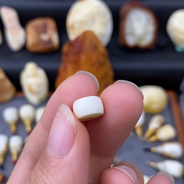 琥珀未镶嵌裸石9瓷白微瑕a319