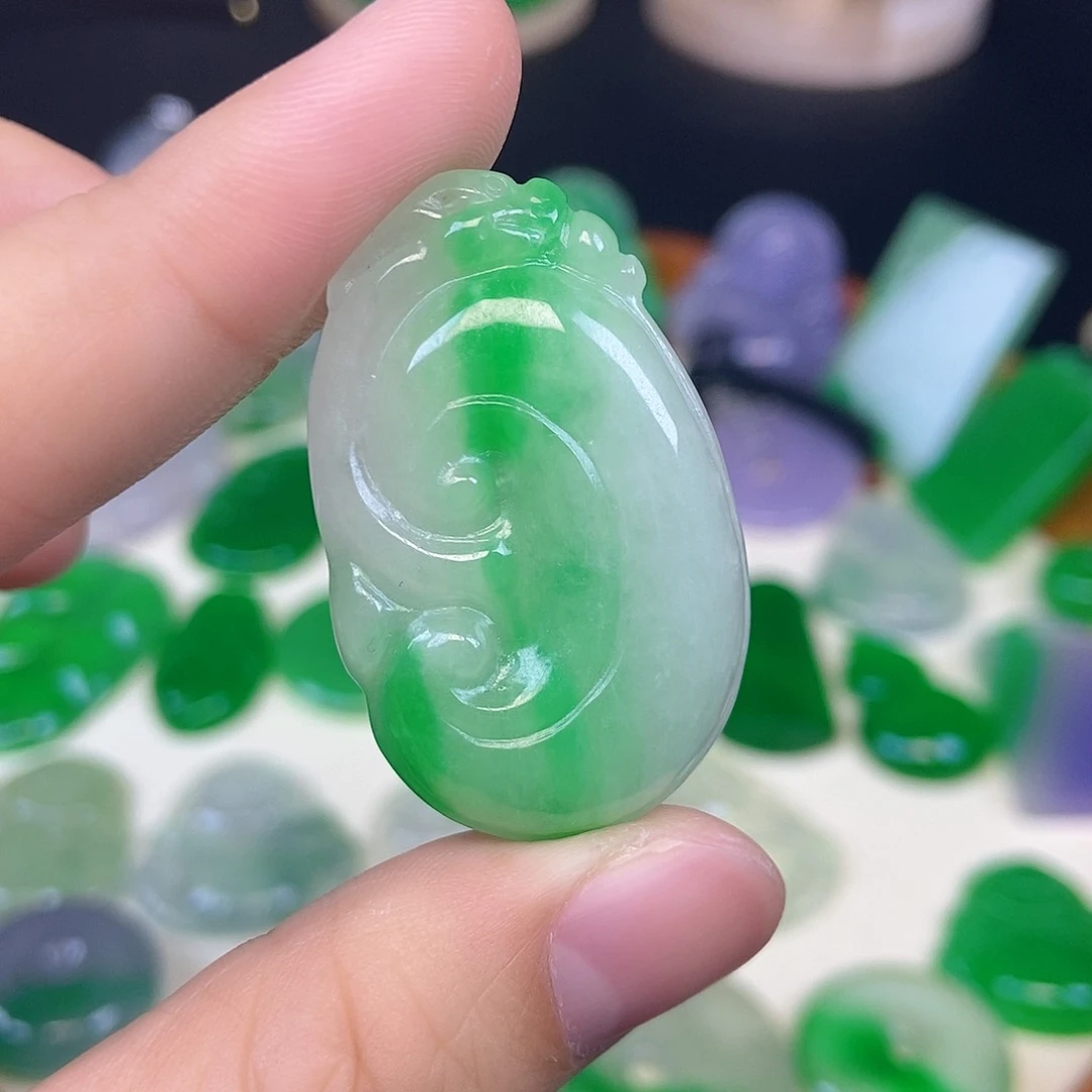 翡翠未镶嵌颈饰如意