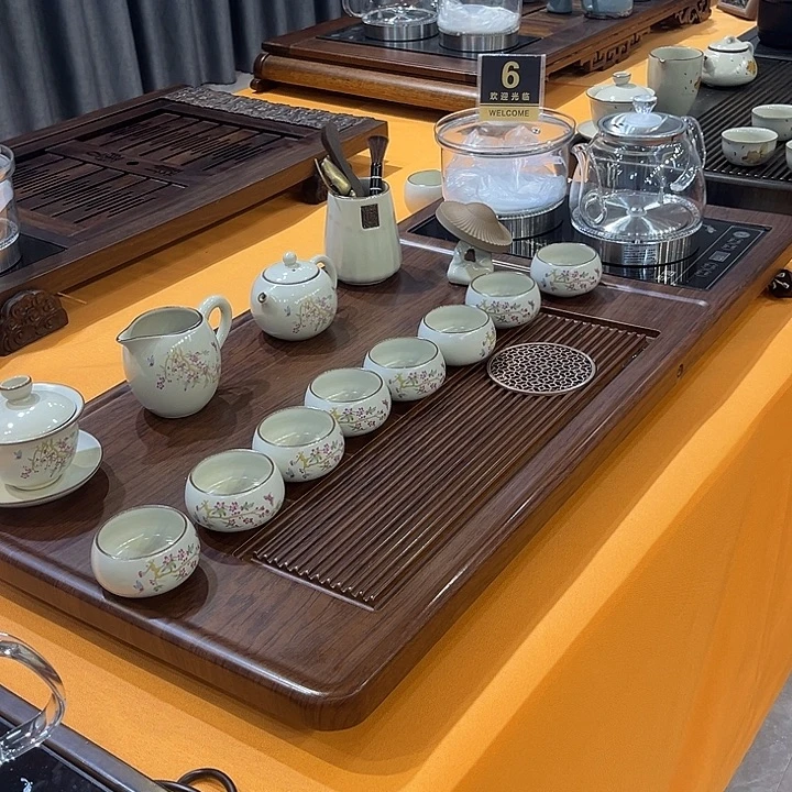 茶盘等多种装饰手法构成独特造型