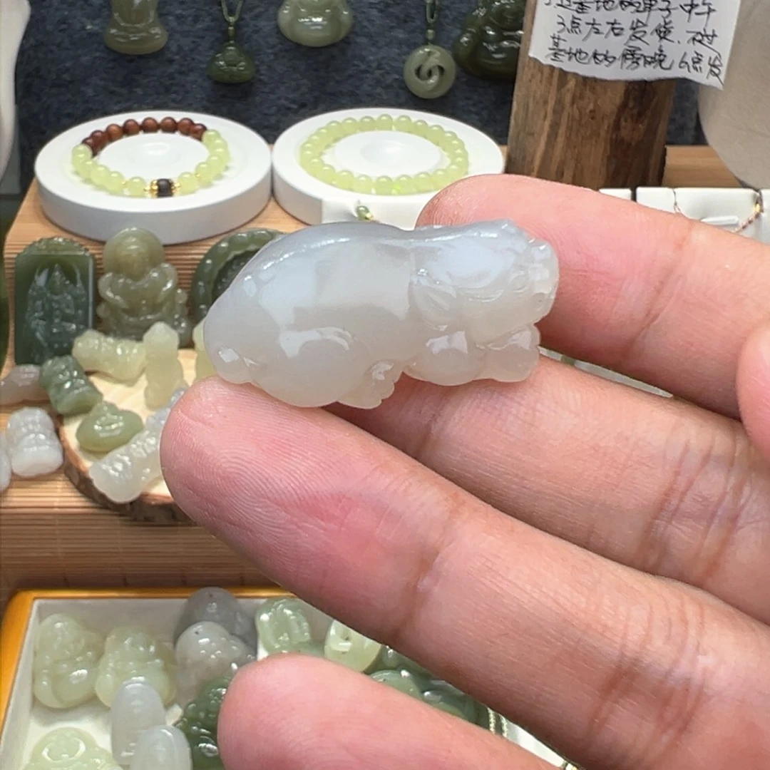 和田玉吊坠(不含链)未镶嵌不***食约33mm貔貅特价款