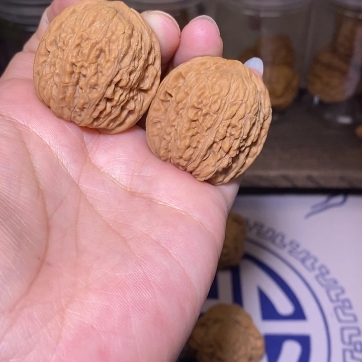 核桃把件34尺全品绣球