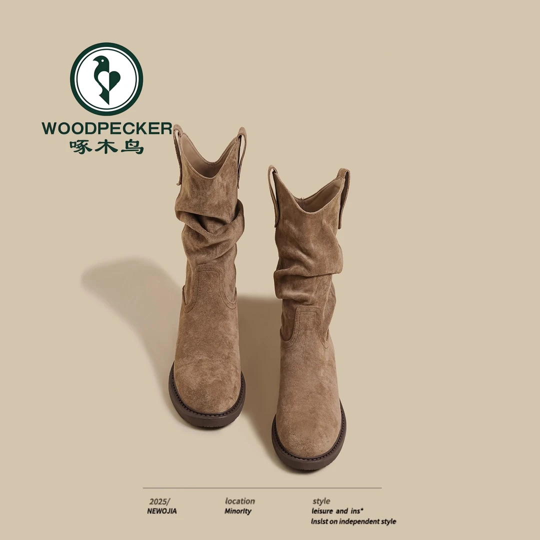 啄木鸟2025秋冬褶皱中筒堆堆靴女废土复古绒面骑士靴中粗跟马丁靴