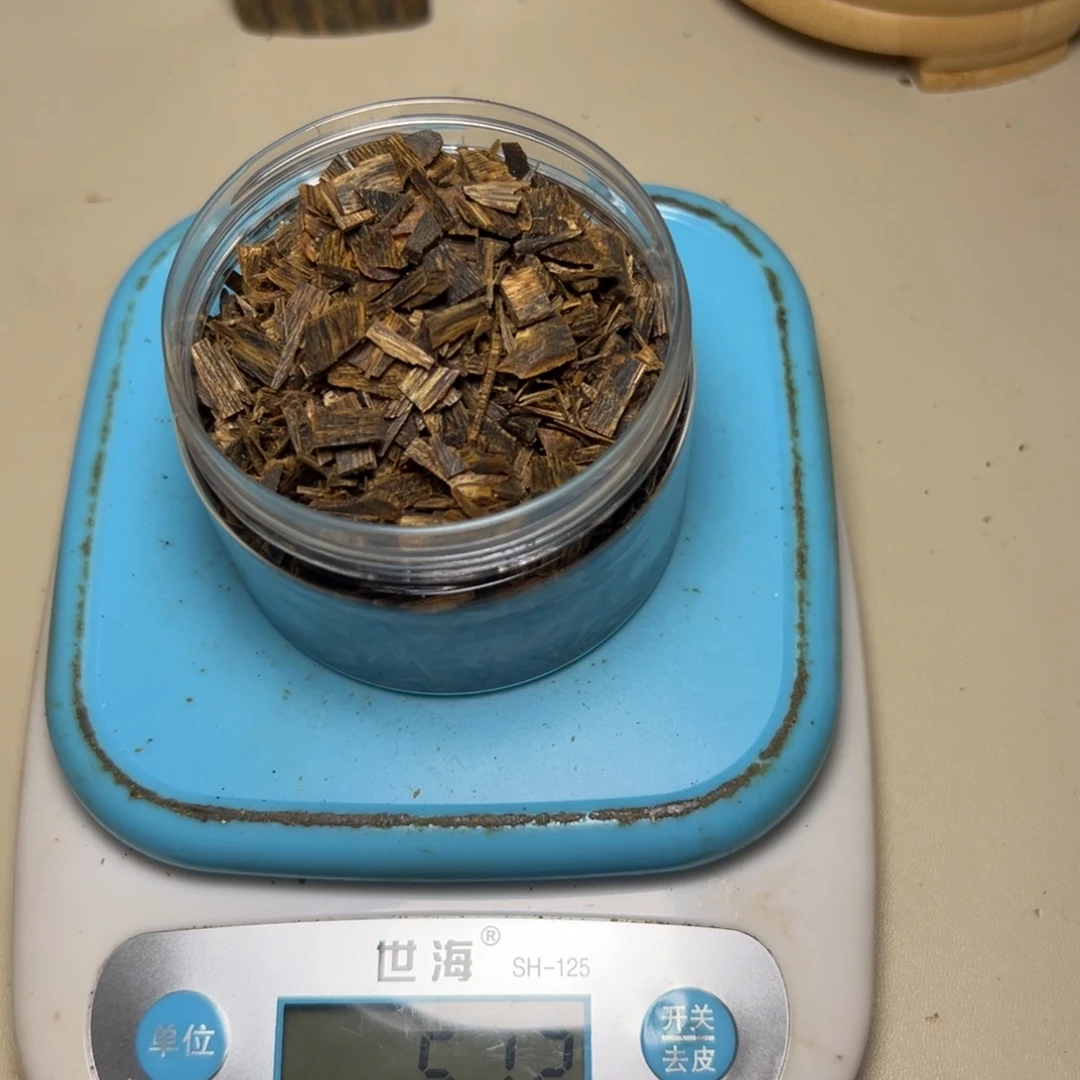 欭***念树脂制品海南沉水碎料51克