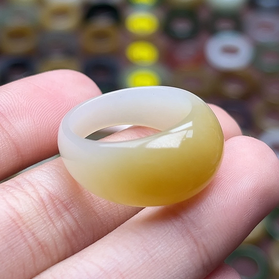 余***喜和田玉未镶嵌戒指