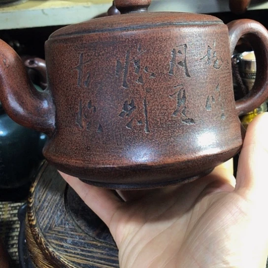 茶壶紫砂原矿泥料手工制作的一把紫砂壶。