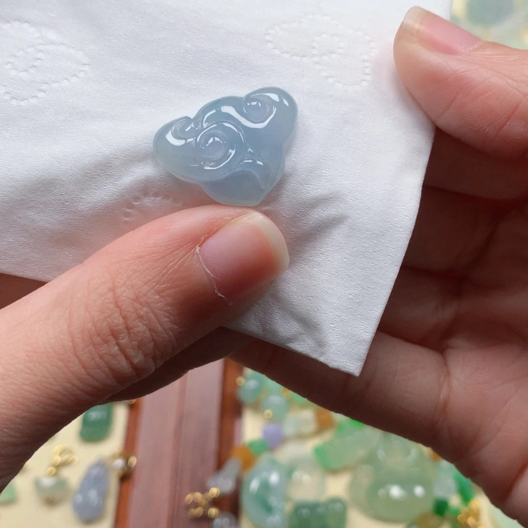 翡翠未镶嵌颈饰是