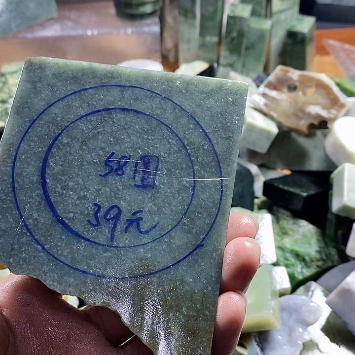 和田玉（糖玉）珠宝半成品未镶嵌摄****痕