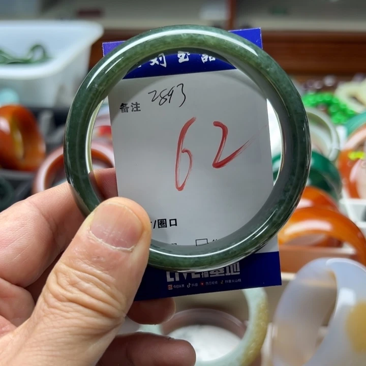 ：***和田玉未镶嵌手镯