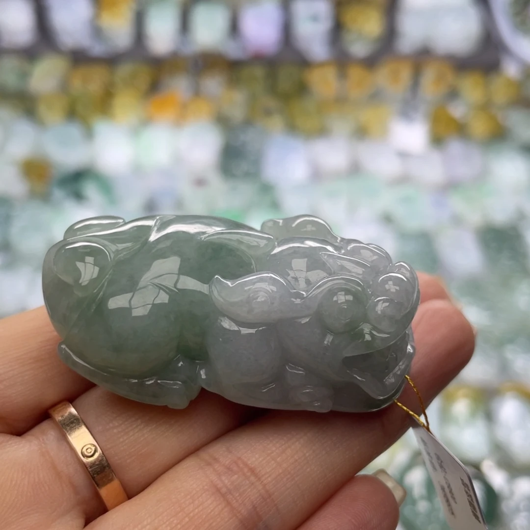 我***2翡翠未镶嵌颈饰貔貅