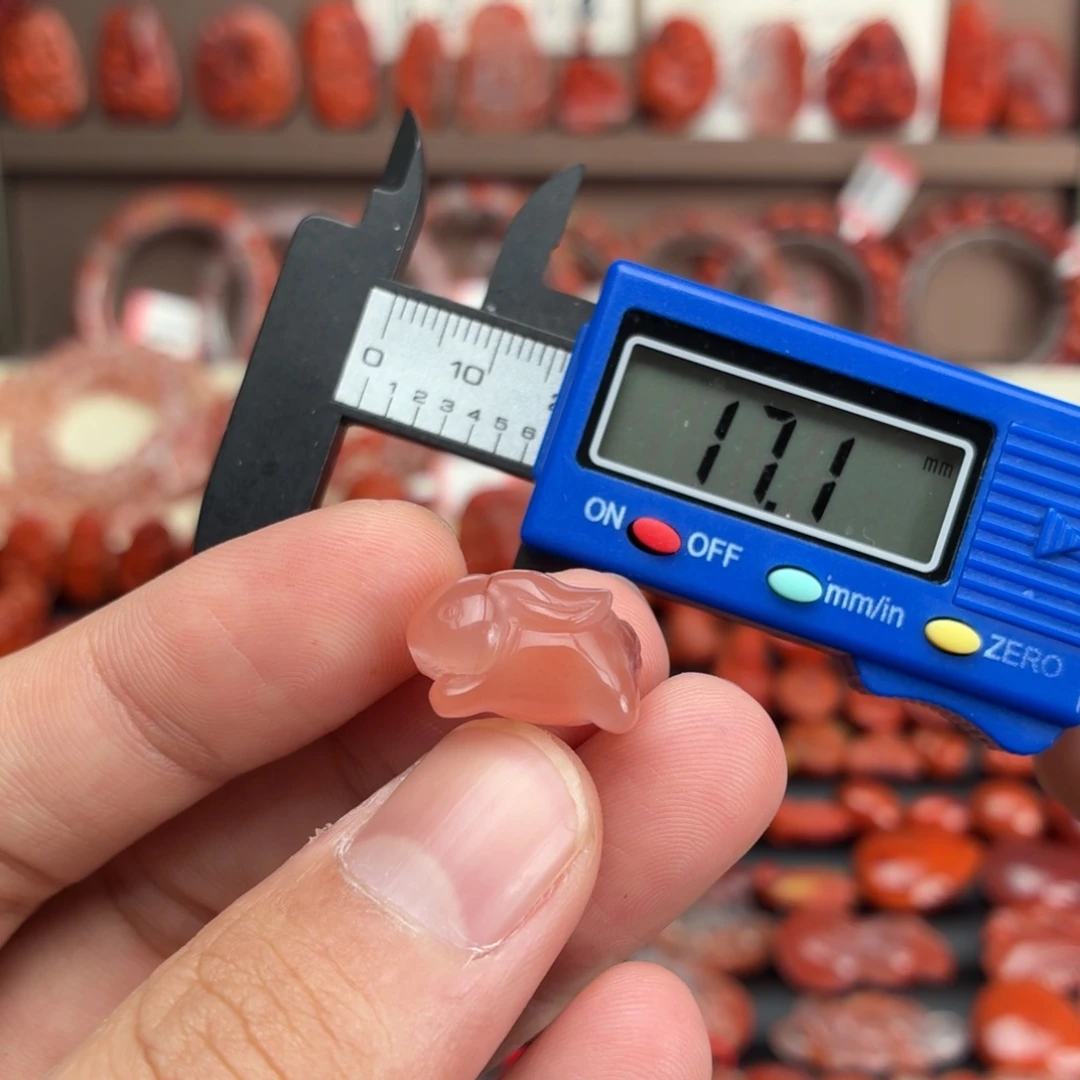 南红玛瑙未镶嵌颈饰飞天兔