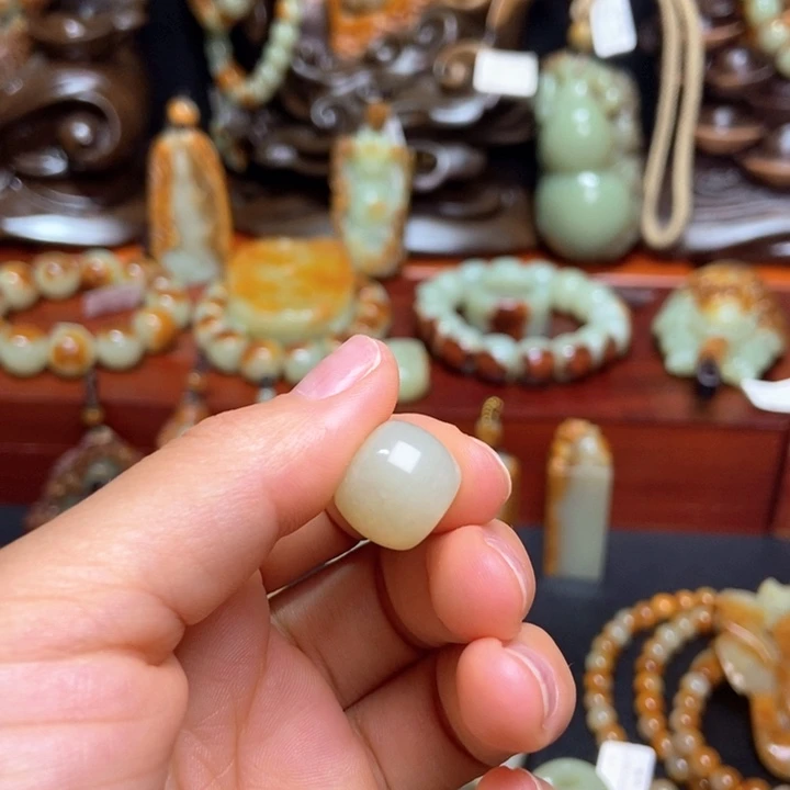 一***求岫岩河磨玉（透闪石质玉）未镶嵌挂件