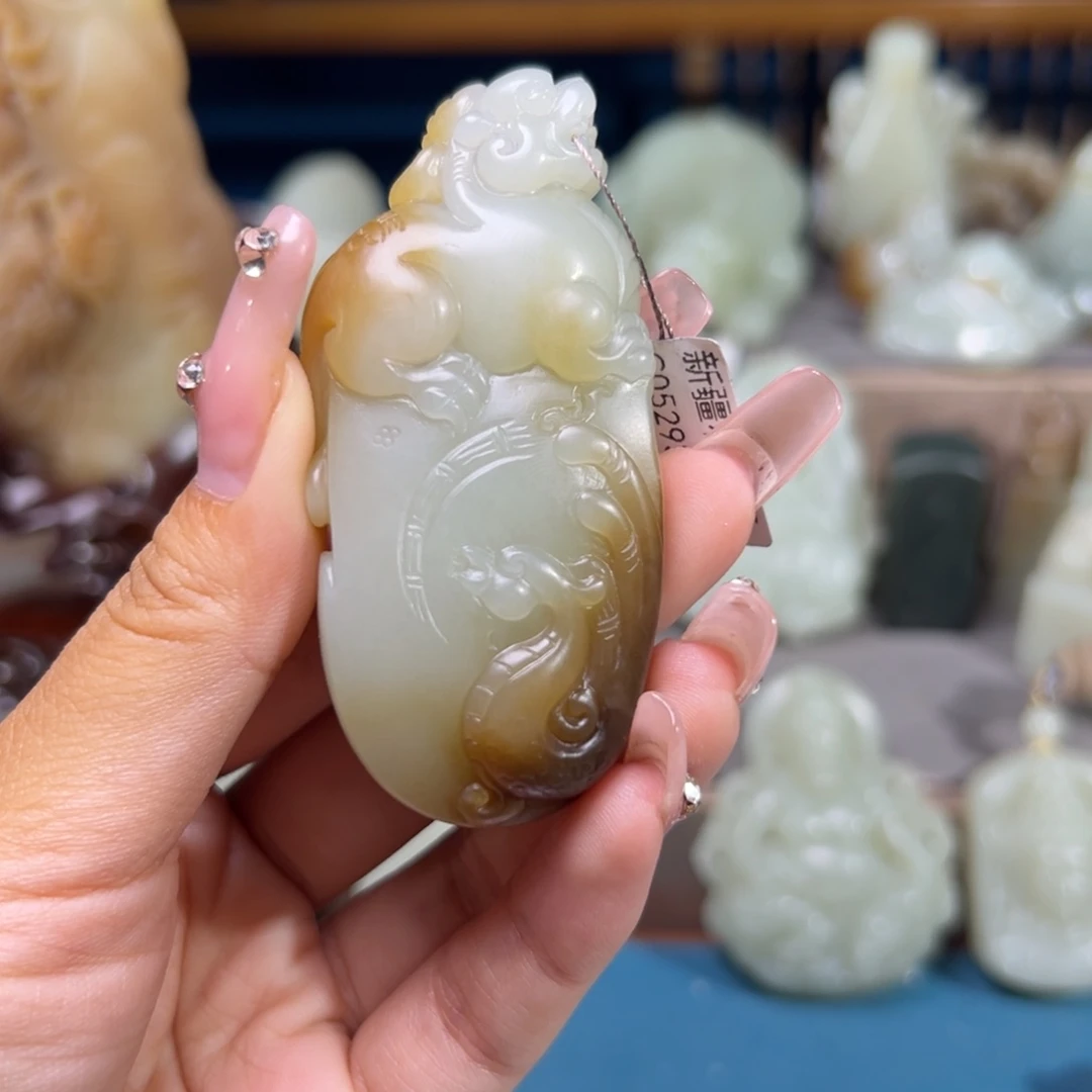 癸***酉和田玉（糖玉）未镶嵌颈饰