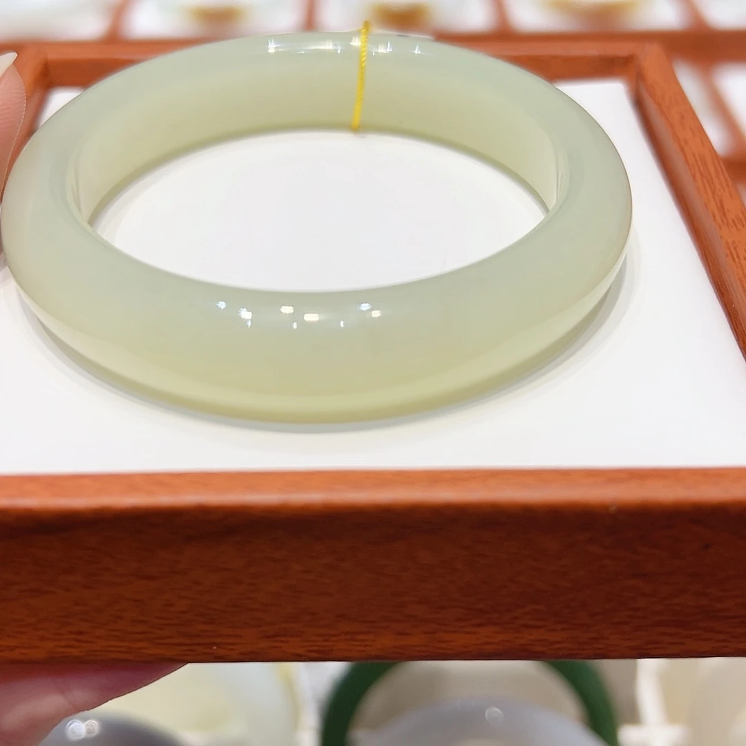 和田玉手镯未镶嵌春**来