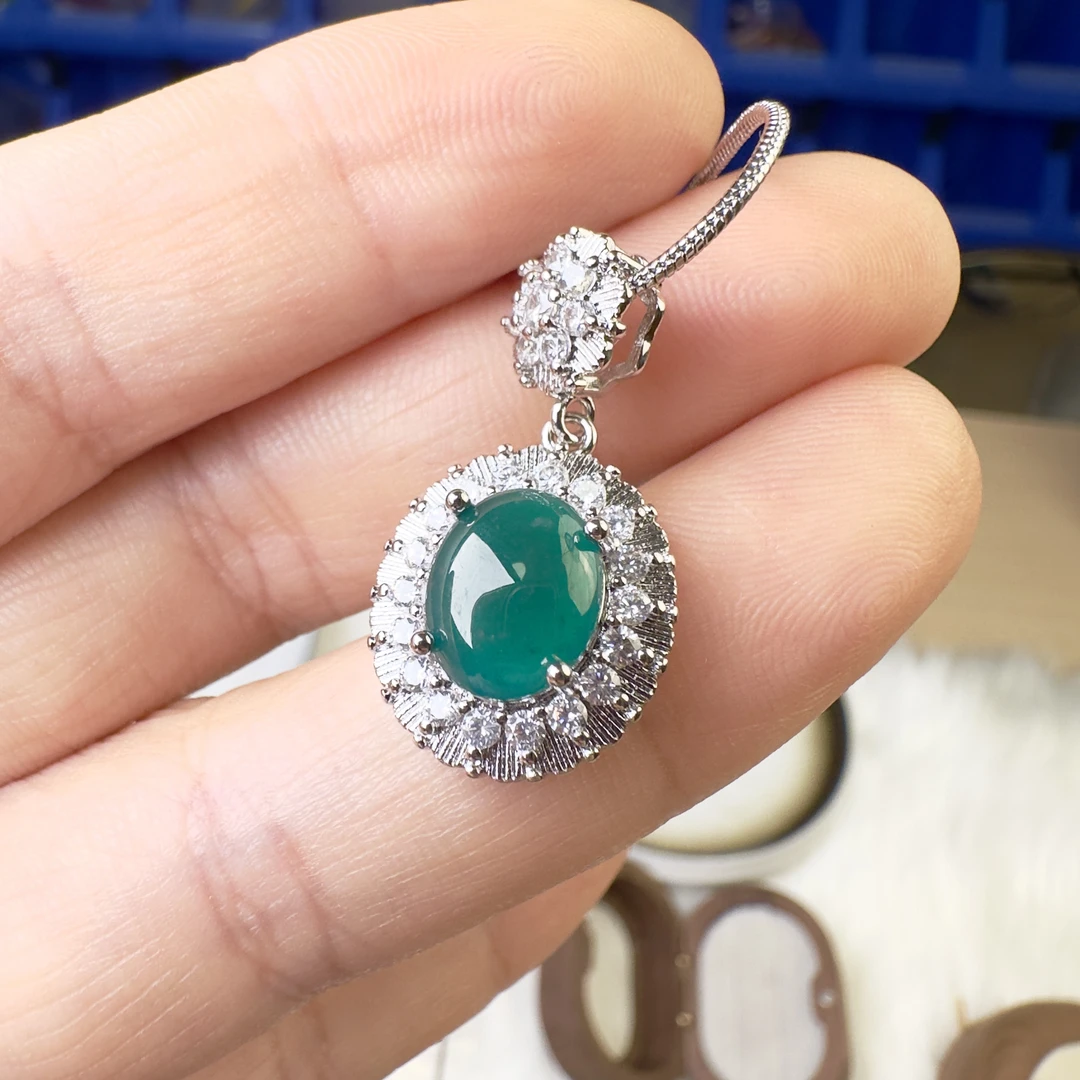 翡翠椭圆形围石吊坠