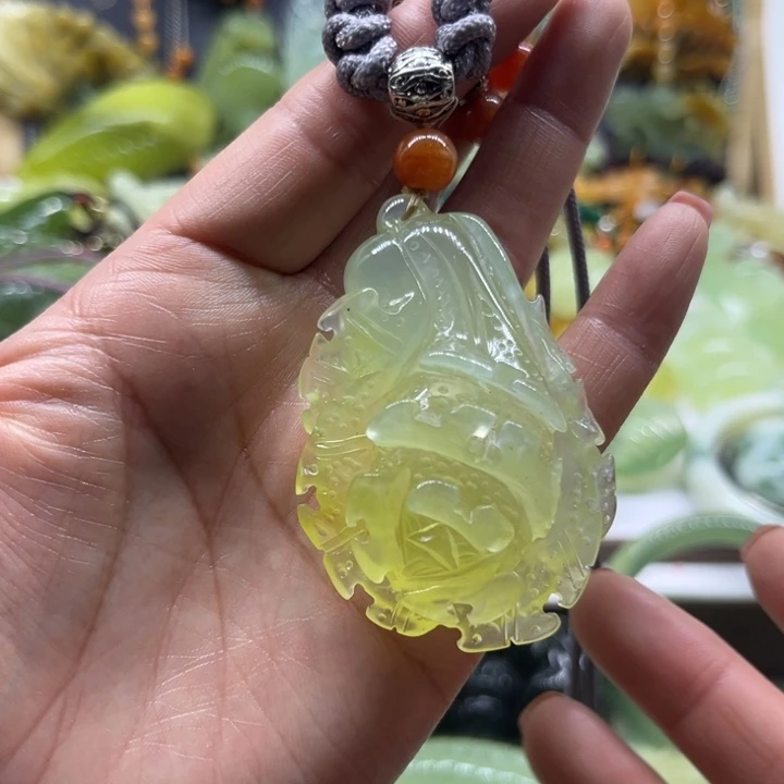 蛇纹石玉未镶嵌颈饰