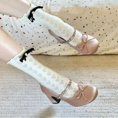 气质一字带鞋2024新款浅口蝴蝶结粗高跟水钻圆头法式粉色绸缎单鞋