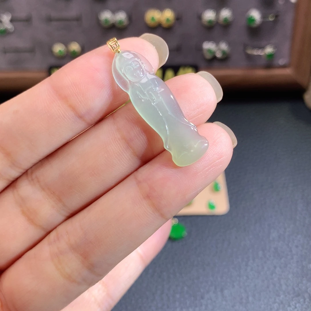 翡翠18K金镶嵌颈饰观音