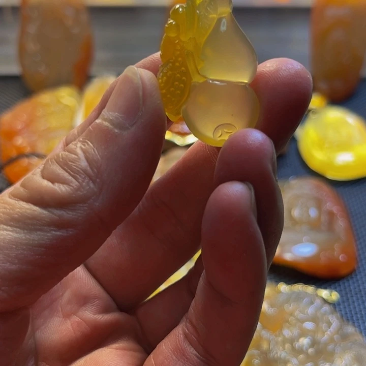 浅***沫石英质玉吊坠未镶嵌