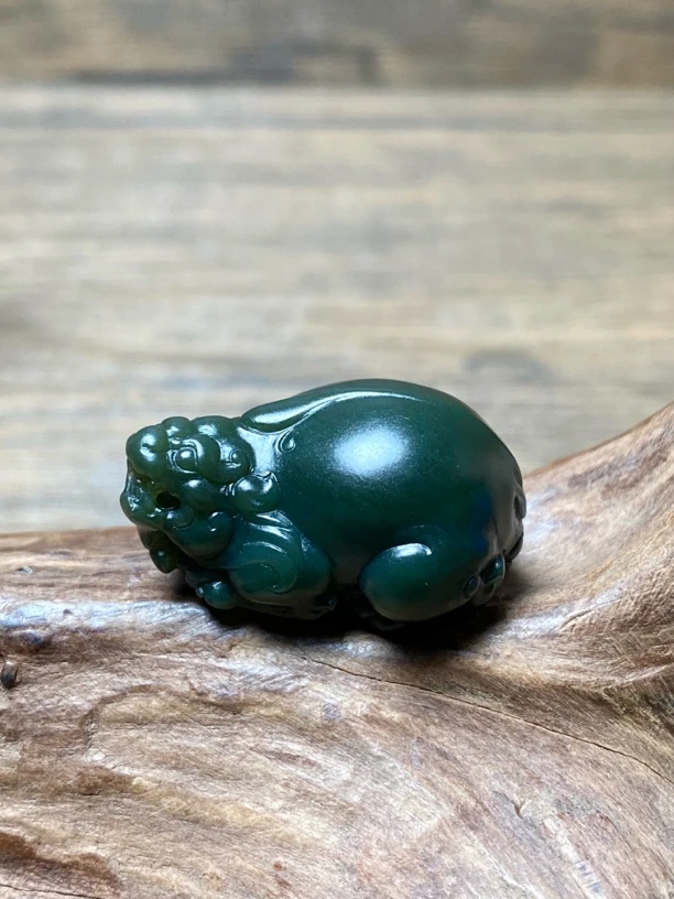 新疆和田塔青一细《貔貅》吊坠 尺寸：28.1/18.2/15.2mm 重量：10.9g