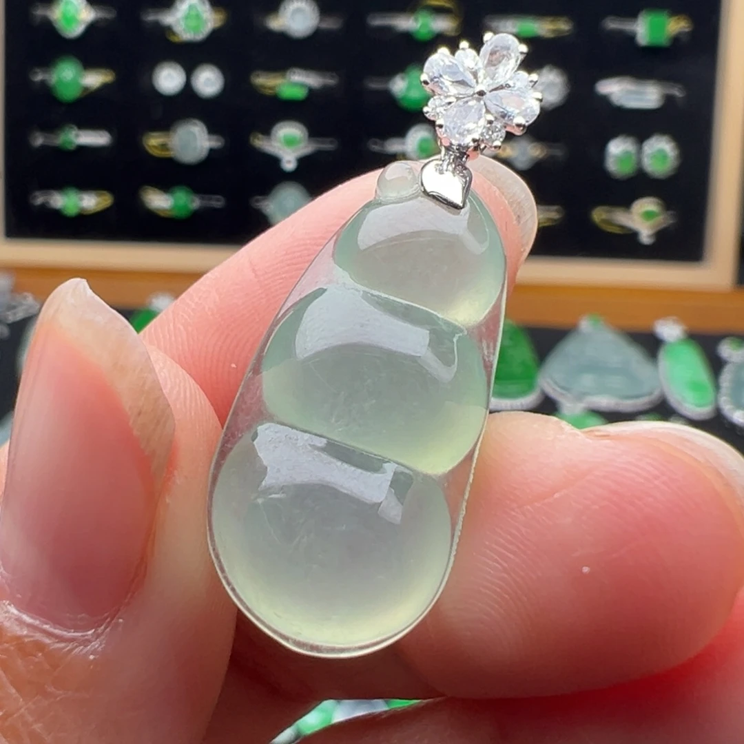 翡翠18K金镶嵌颈饰豆