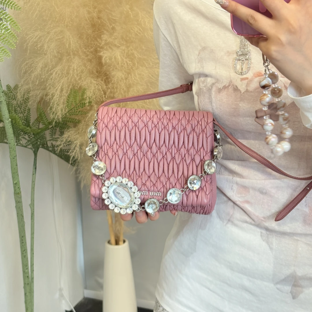 95新 MIU MIU/缪缪 冰莓粉褶皱宝石链斜挎包