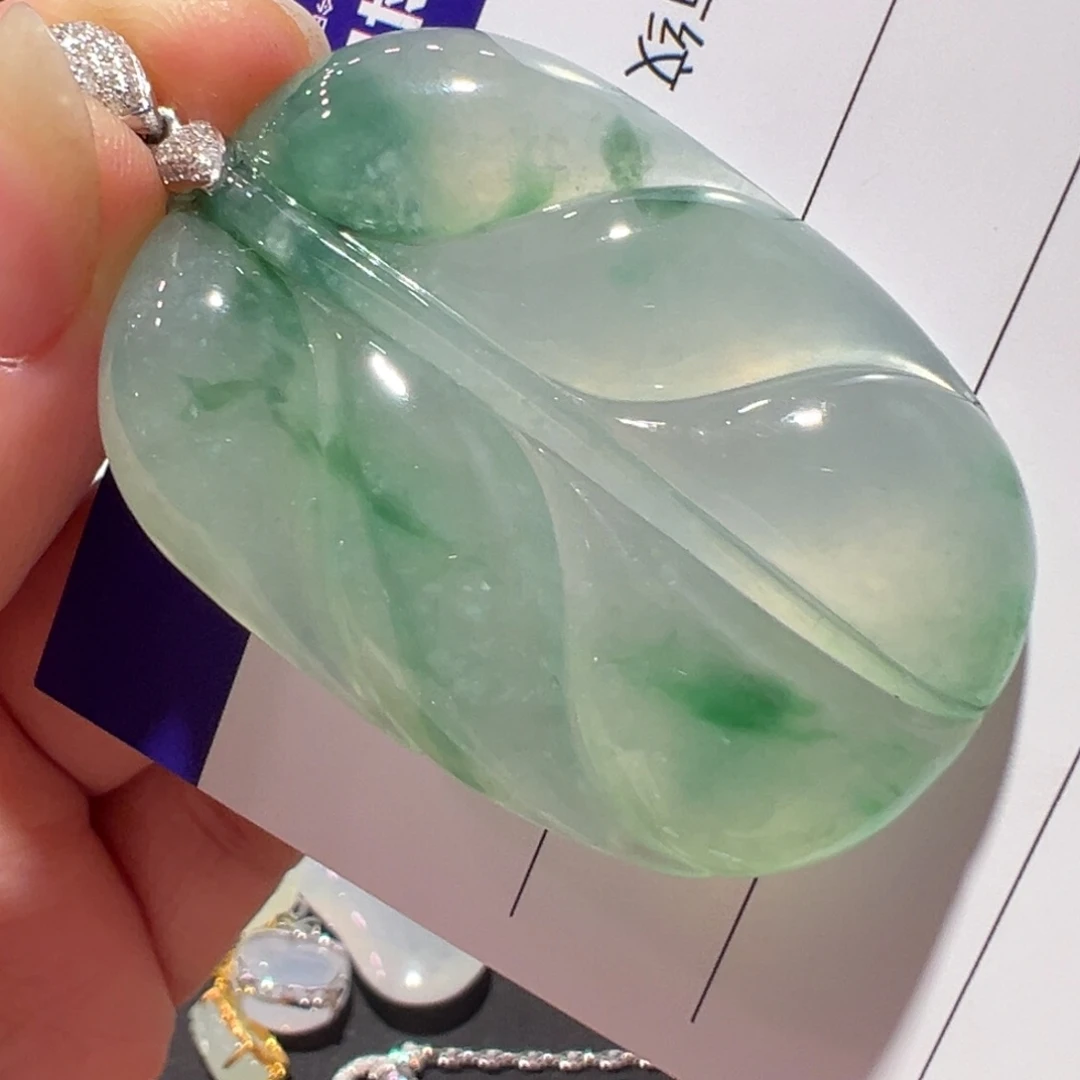 翡翠18K金镶嵌颈饰吊坠