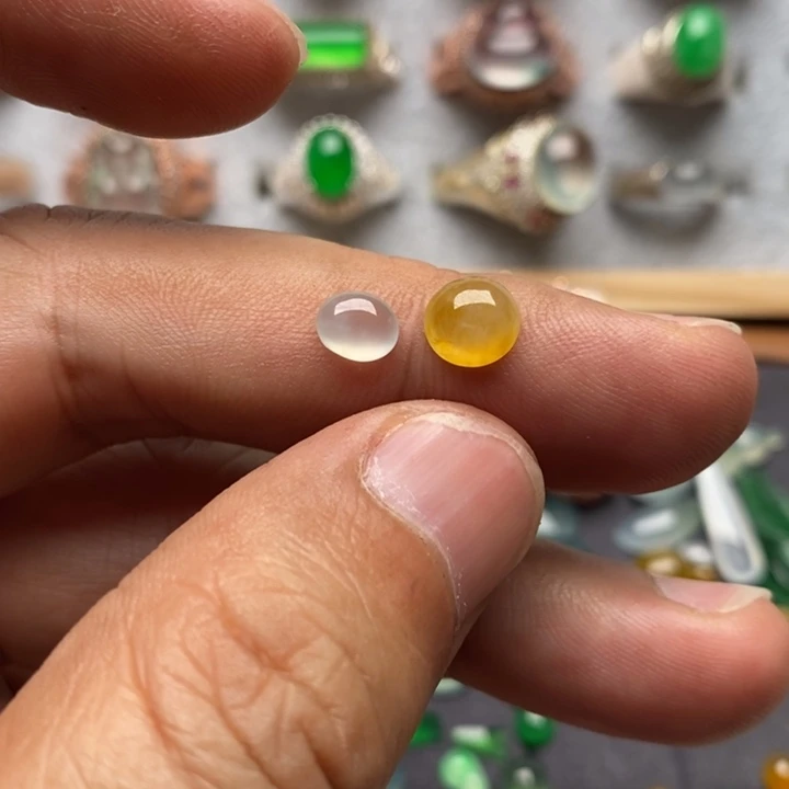 翡翠裸石冰种戒面和冰种黄翡戒面各一枚