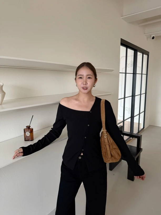 widelia秋季新款设计感打底衫8025显瘦不对称小众斜领露肩上衣女