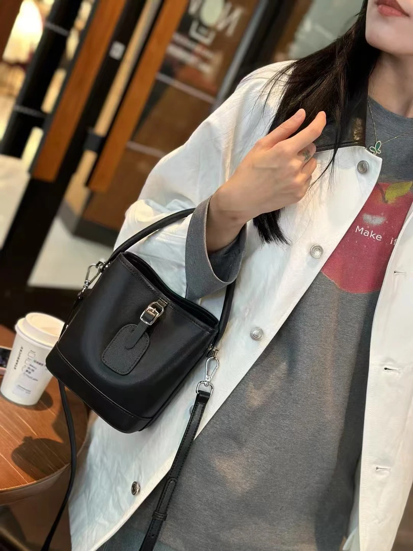 【安然优选】2025早春新款韩系简约时尚百搭真皮手提斜挎水桶包
