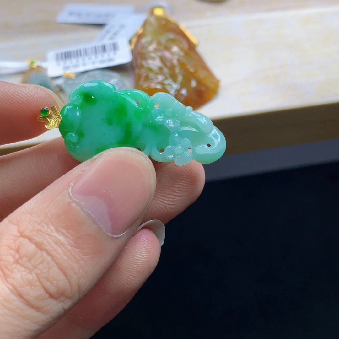 颈饰18K金镶嵌翡翠吊坠