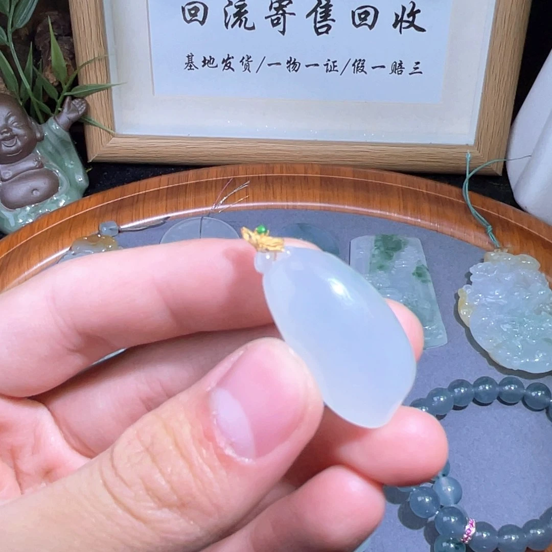 翡翠18K金镶嵌颈饰吊坠