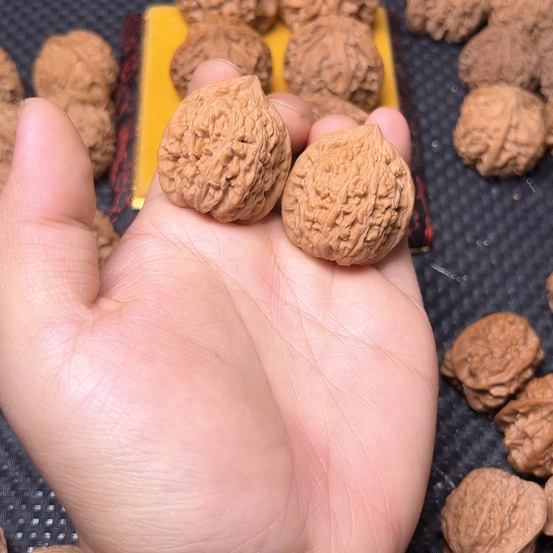 文玩核桃吊坠蚂蚁鸡心