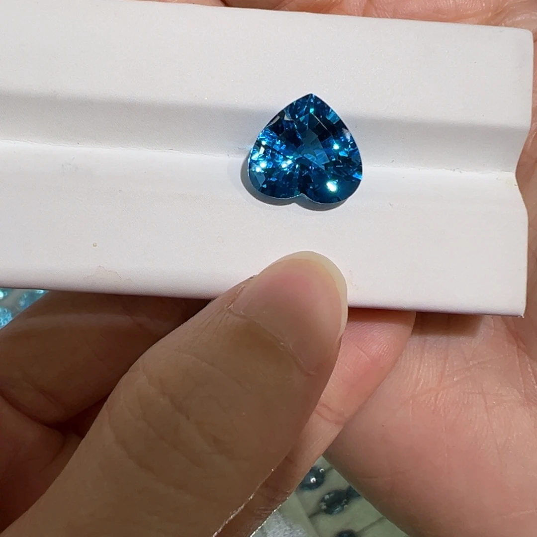 雪***l托帕石裸石8.4ct魔鬼蓝
