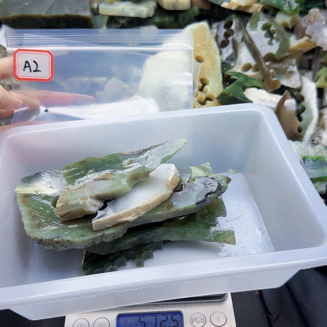 晶***师和田玉未镶嵌珠宝半成品