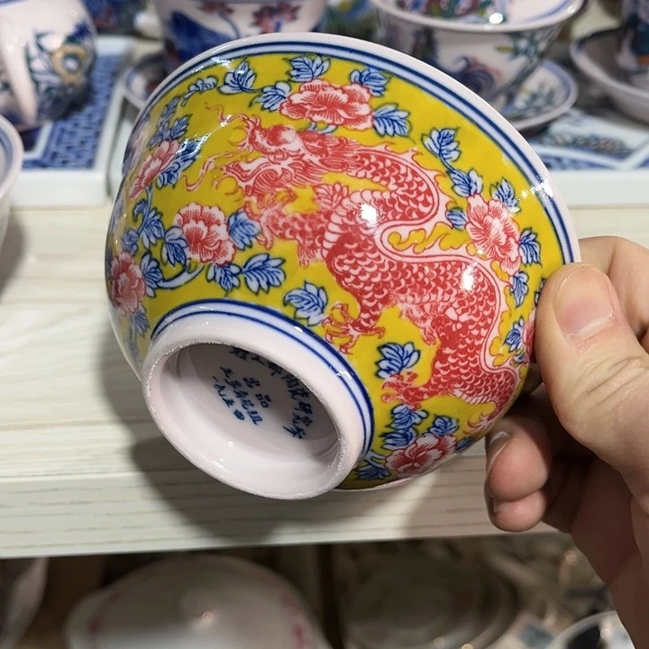 瓷片//////直径12.5厘米。红西西。