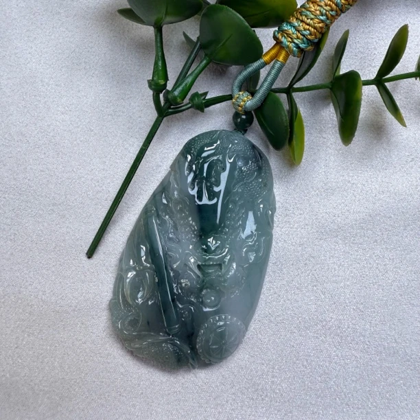 天然缅甸翡翠精美雕工龙牌