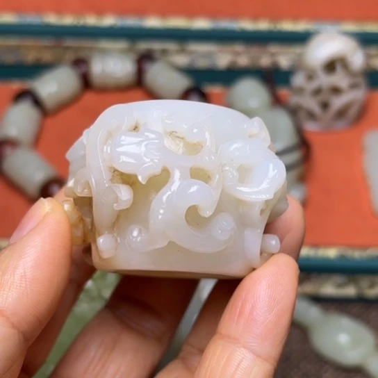 西***人和田玉未镶嵌颈饰