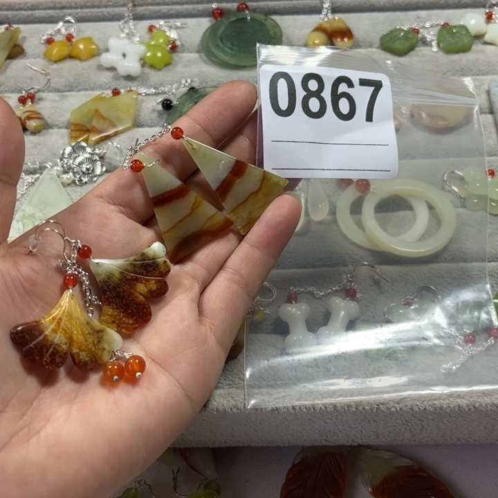 贞****蛇纹石玉合金吊坠