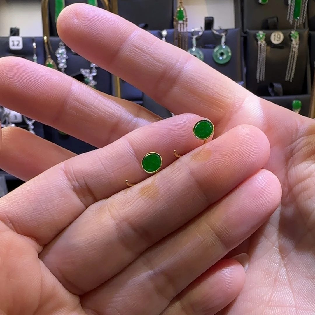 颈饰18K金镶嵌翡翠耳钉