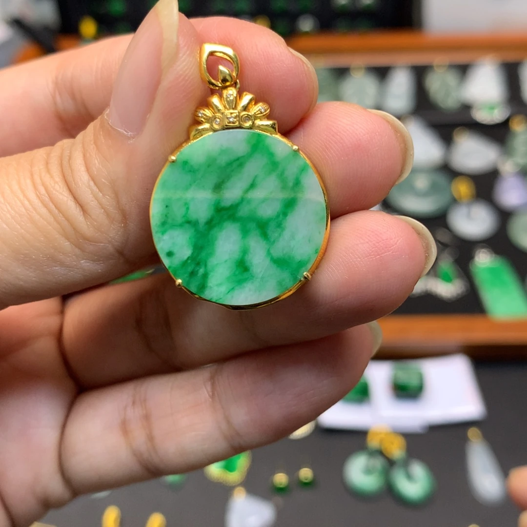 翡翠18K金镶嵌吊坠(不含链)有纹裂