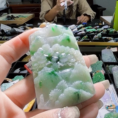 翡翠未镶嵌颈饰一个