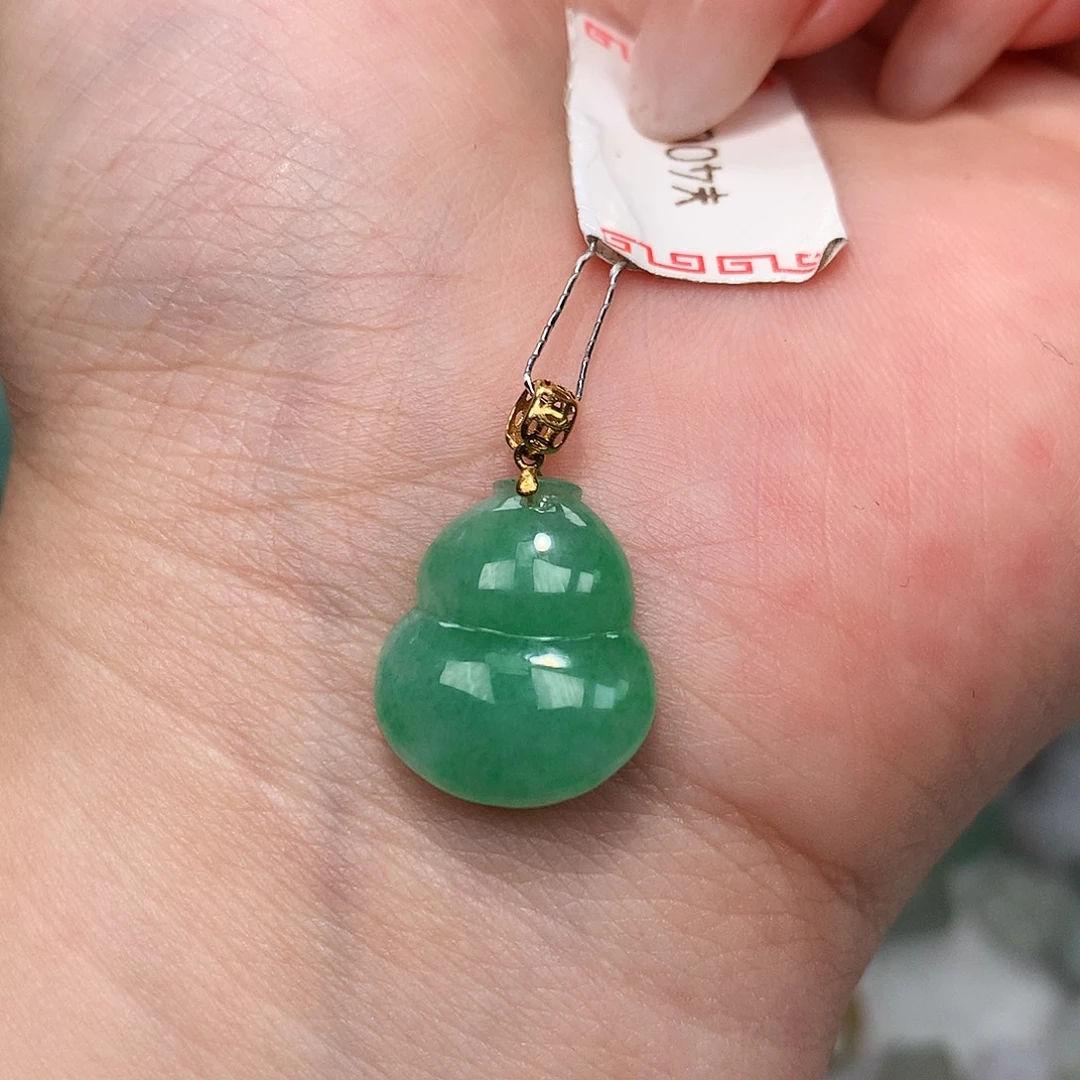 翡翠18K金镶嵌颈饰葫芦