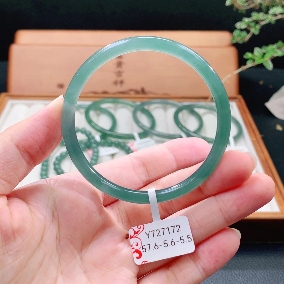 翡翠手镯（圆镯）未镶嵌