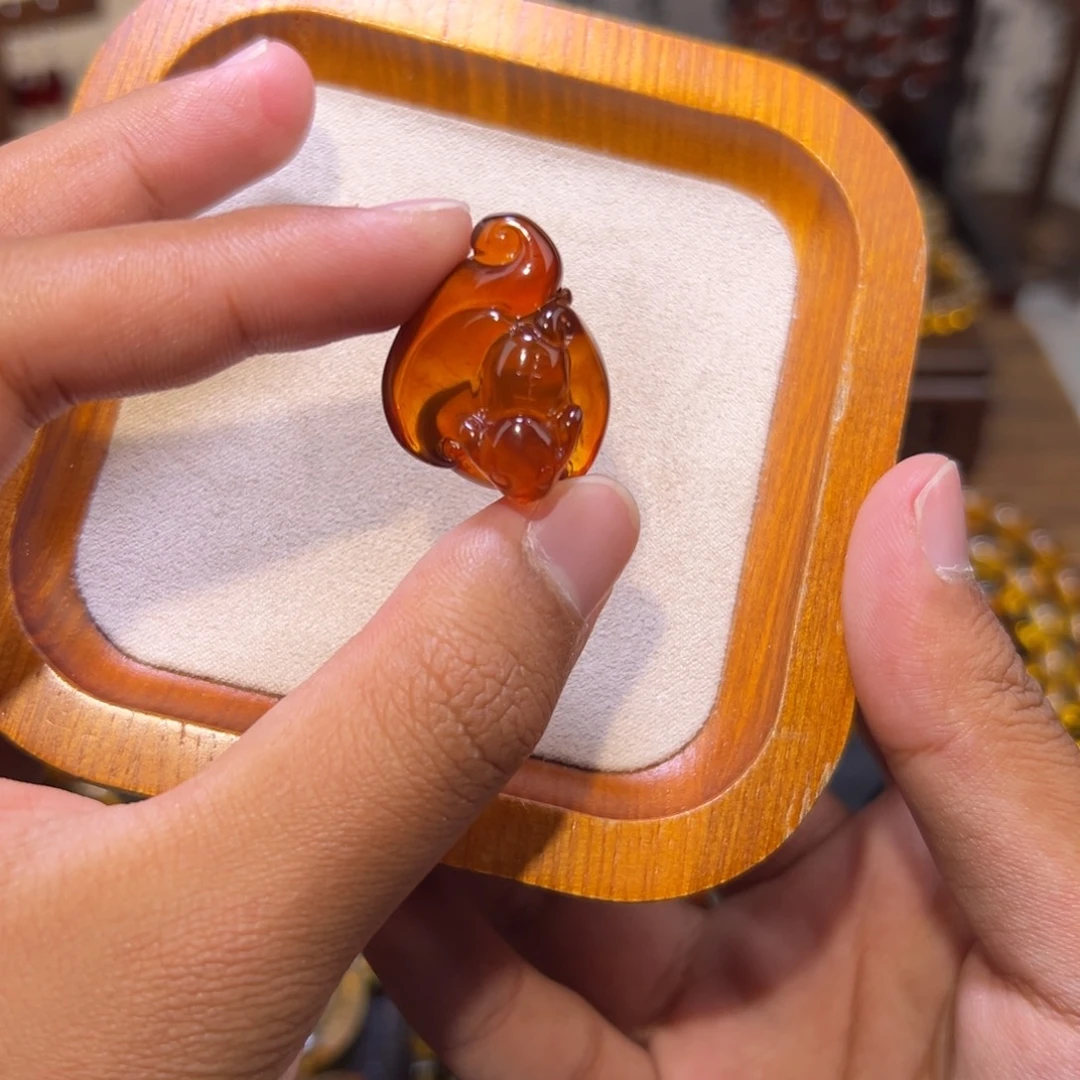 琥珀未镶嵌颈饰蝙蝠