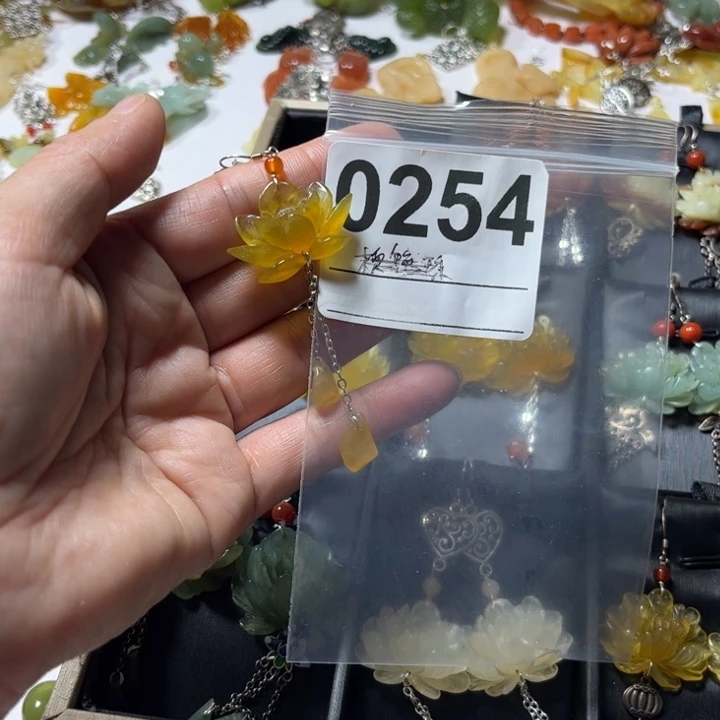 曼***雪蛇纹石玉未镶嵌把件