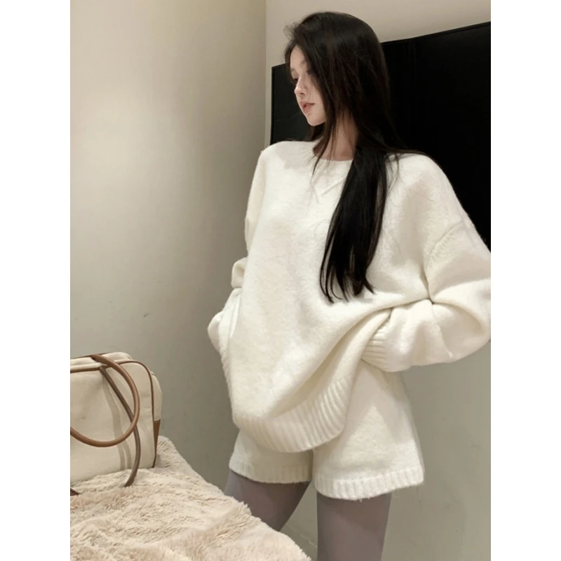 慵懒松弛感套装奶白色宽松长袖套头毛衣女秋季针织直筒短裤两件套